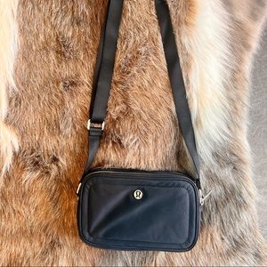Lululemon crossbody camera bag black